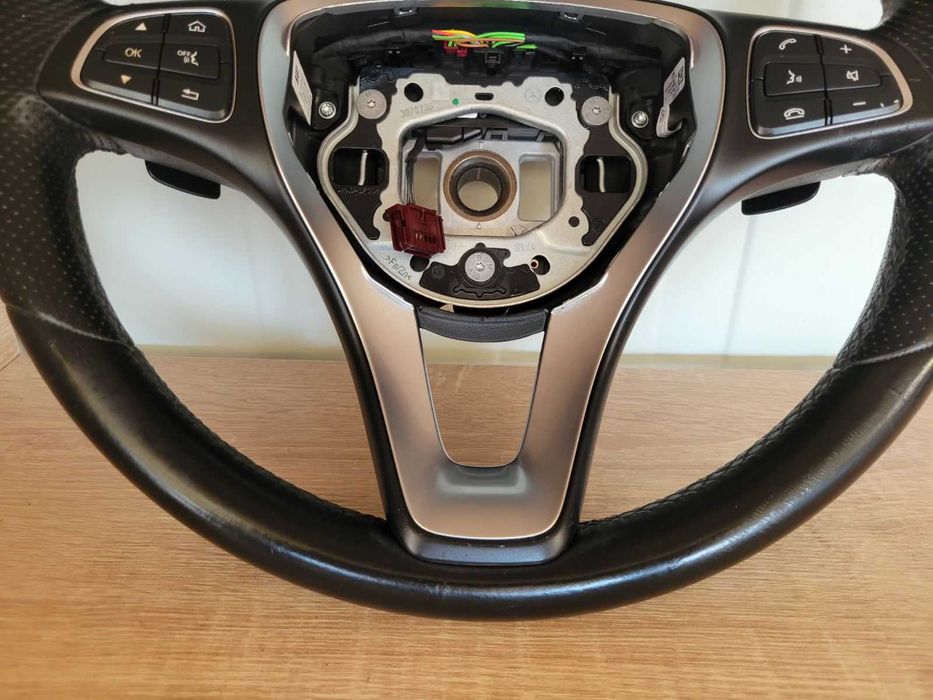 Продавам перфектен кожен волан с пера MERCEDES W205 W213 CLS 2015-2019