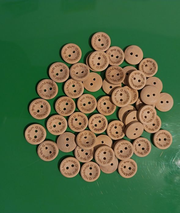 Vand plăcute și nasturi din lemn natur