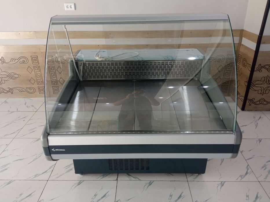 Продаётся витринный холодильник