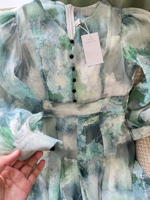 Продам платье, абсолютно новое, в размере М