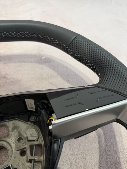 Volan tapitat cu piele perforata si cusatura gri Audi E-Tron , A7,A8,Q7 2020+