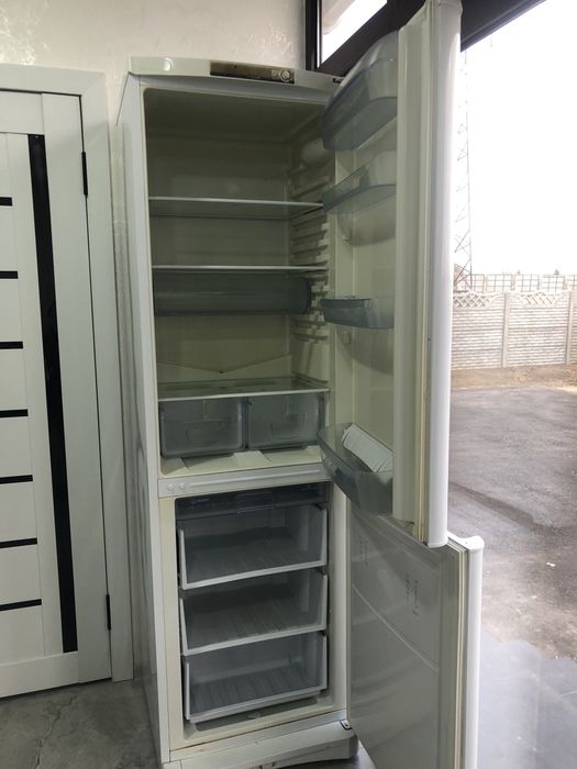 Холодильник с морозильником