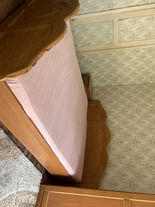 Продам спальный гарнитур дубовый в полном комплекте