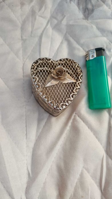 Шевна машина Finesse 834 и кутийка сърчице с рози