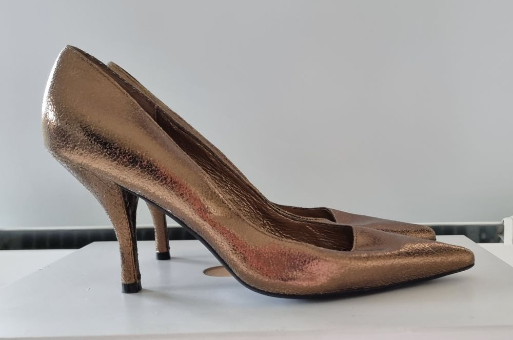 Старо злато обувки