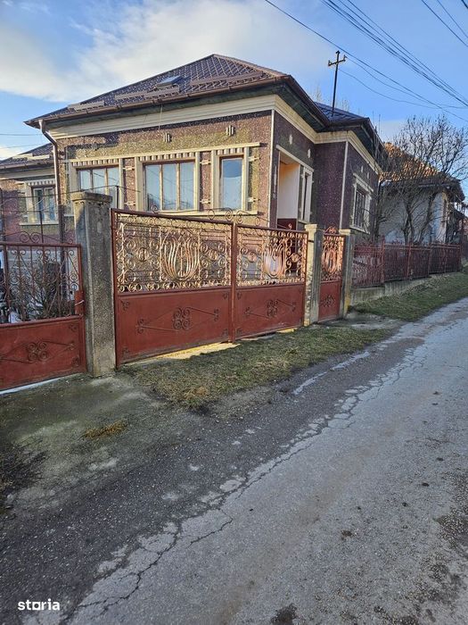 Casă de vânzare în Nădășu, județul Cluj – două case, curte