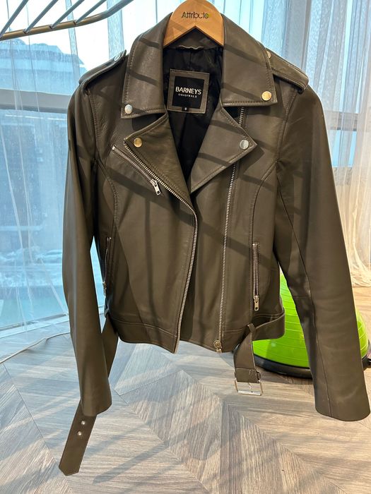 Разгружаю гардероб.