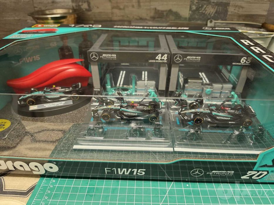 Mercedes AMG F1 Paddock set Bburago W15