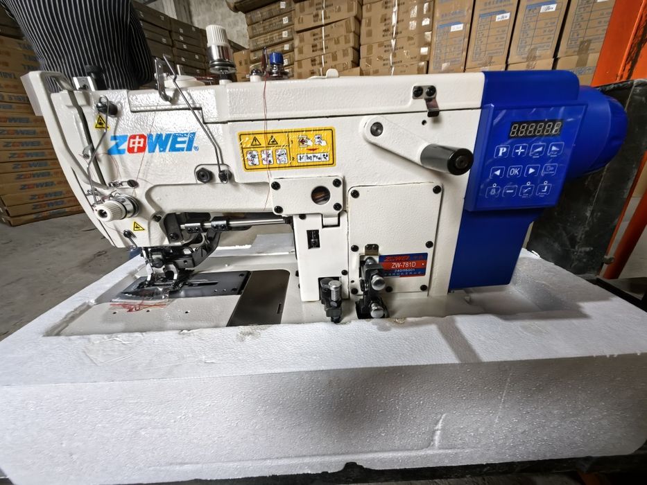 Высокоскоростная швейная машина с прямым приводом и прямыми петлями.