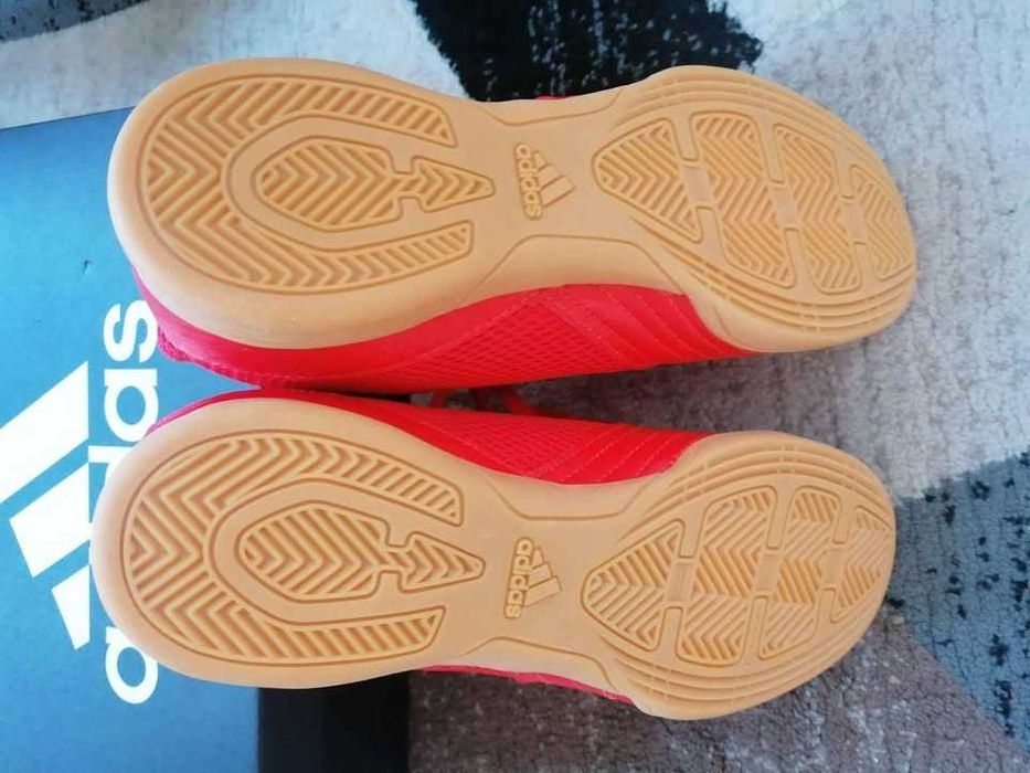 Adidas нови тренировъчни обувки за зала или навън.