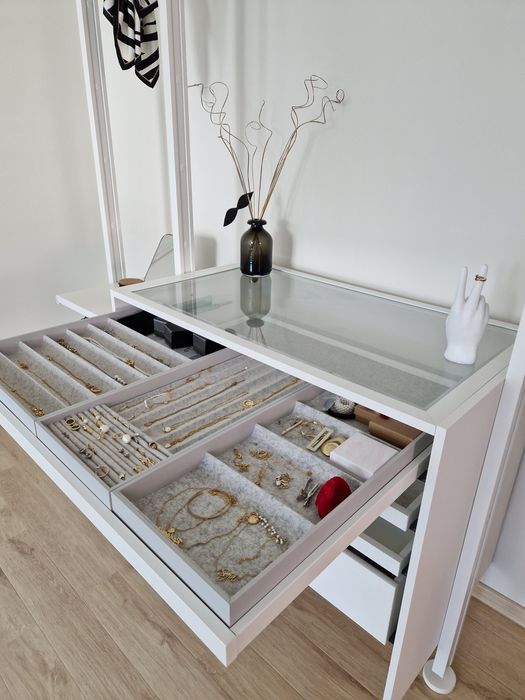 Продавам модерен скрин/органайзер за бижута в отлично състояние.
Със стъклен плот и отделения за пръстени, гривни и колиета, плюс няколко удобни чекме