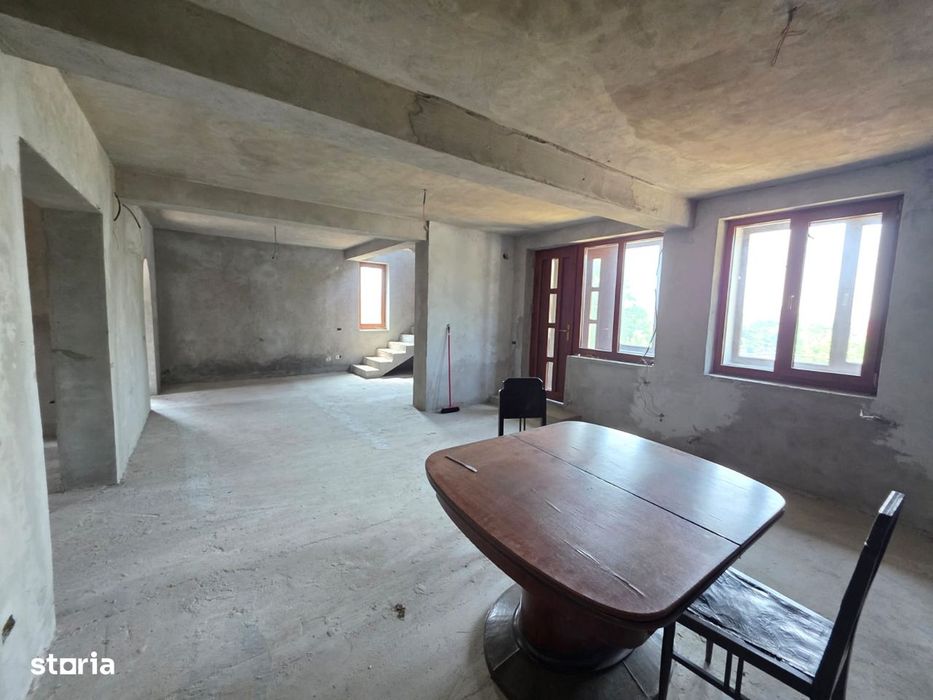 Vilă în Roman parter + etaj, teren 700 mp, din cărămidă