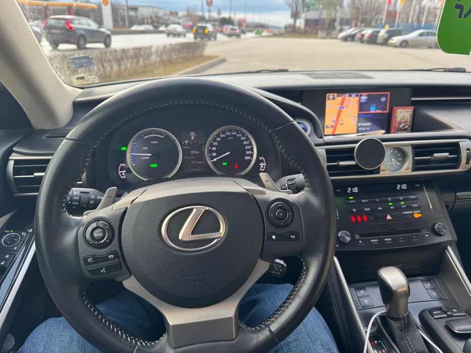 Lexus IS 300h Luxury