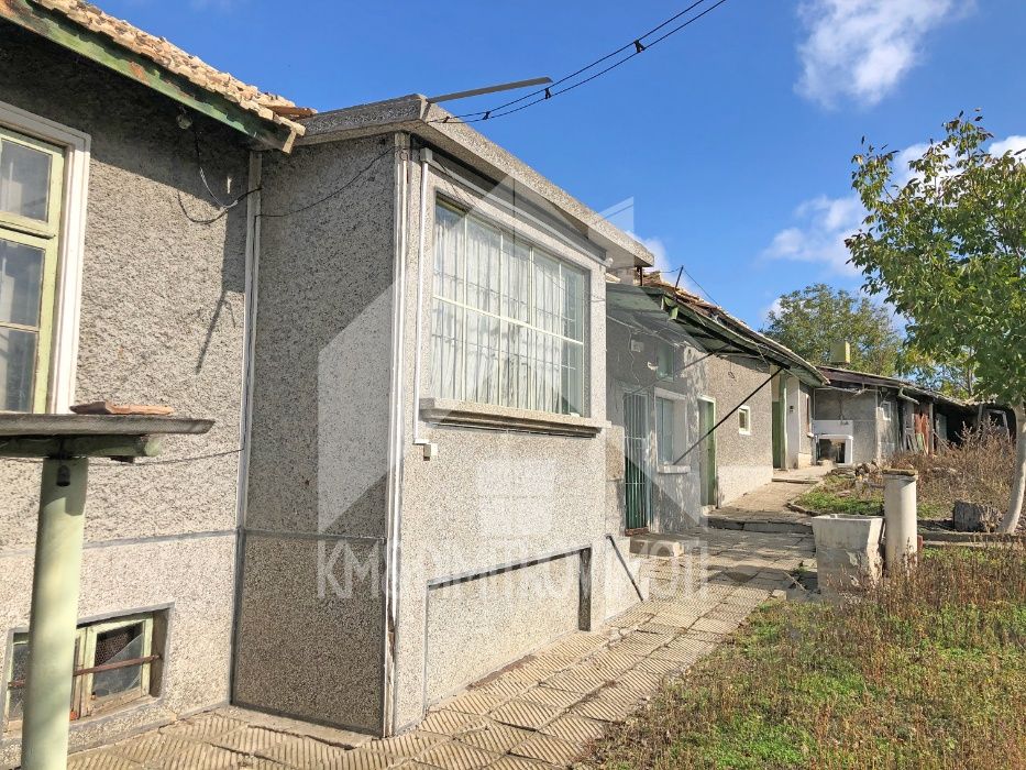 Тухлена къща с двор 1.6 дка, КЛАДЕНЕЦ и атрактивна локация в Плиска!