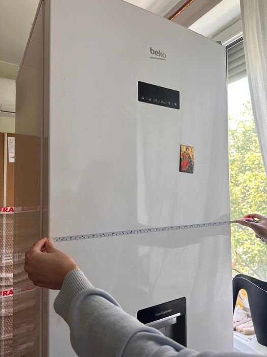 Combina Beko NeoFrost cu dispensor de apa