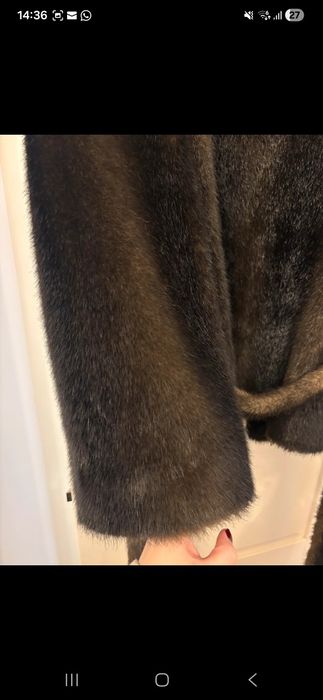 Haina de blana (nu stiu daca este naturala) dar superba