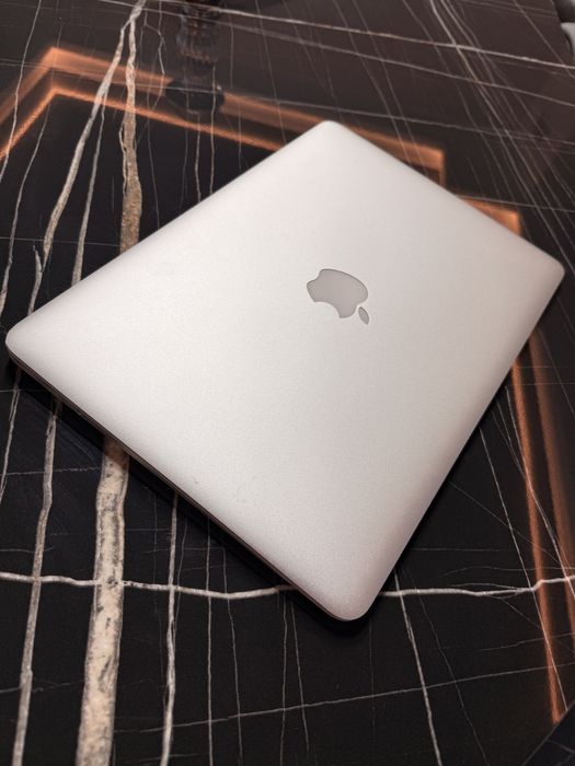 MacBook Air 13,3” 2017 i5 1.8GHz / 8GB RAM / SSD 128GB – Impecabil