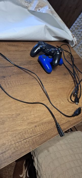 Продавам PS4  с игри и джойстици
