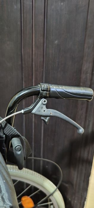 Vând scaun cu rotile pt persoane cu dizabilități