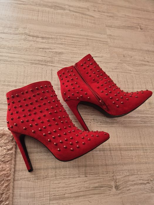 Дамски боти с капси