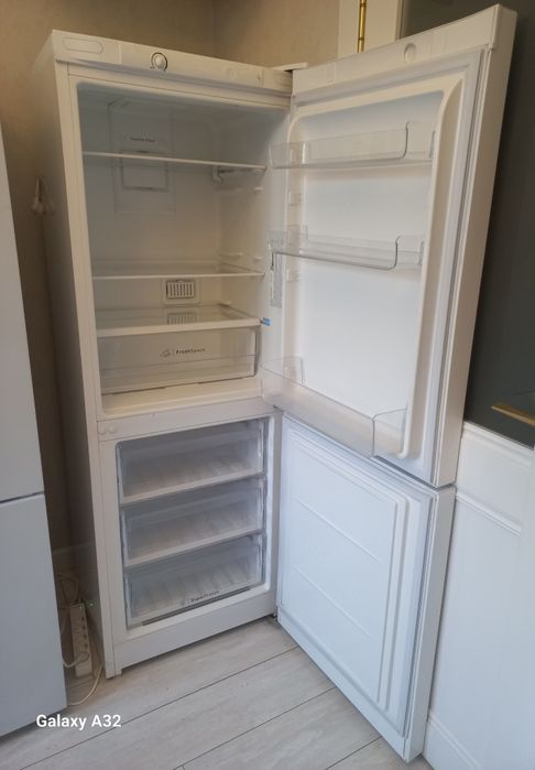 Холодильник  Индезит двухкамерный