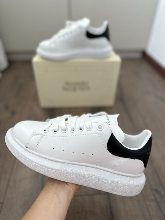 Adidasi ALEXANDER MCQUEEN lProdus NOU Premium Adidasi Baieti | Fete | Unisex | Adidasi NOI Model NOU 2026 | Calitate Premium Alexander Mcqueen Alb