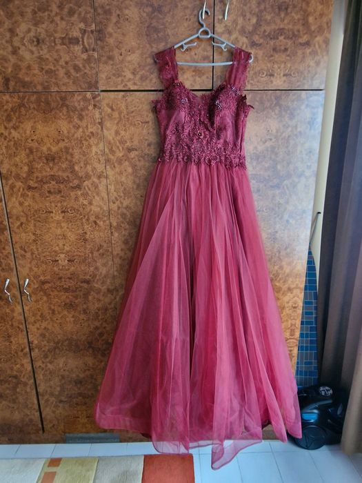 Рокля за бал с паднало рамо, тип корсет цвят бордо