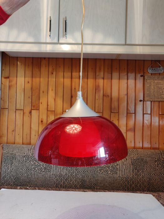 Lampa -lustra roșie