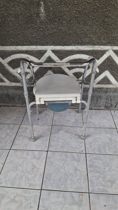 Санитарный.    стул