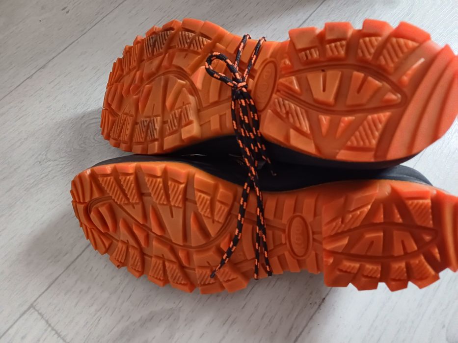 Ботинка зимние и летние есть