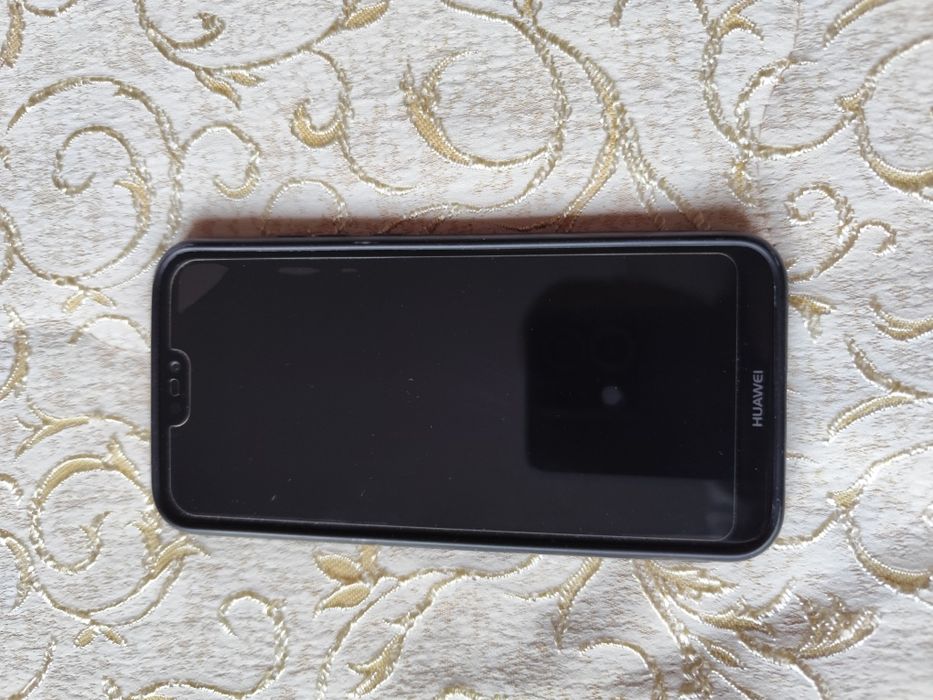 Продавам смартфон Huawei p20lite
