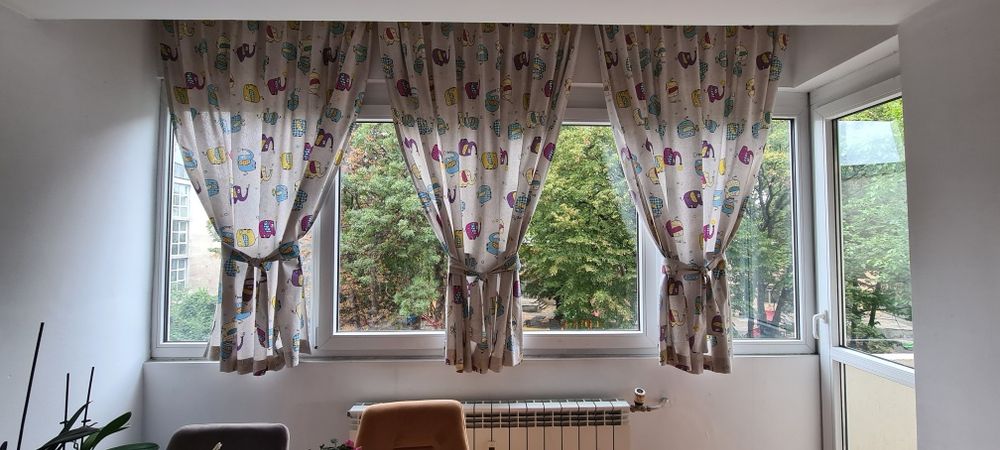 Къси плътни  пердета и килим