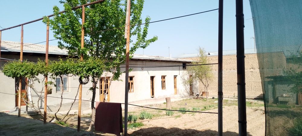 Уй Срочно ховли сотилади 8 соток  келишилади