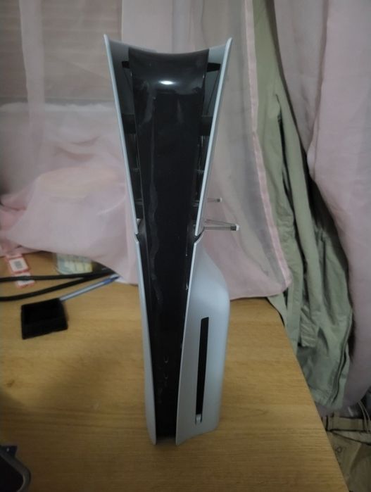 Vand PS5 slim ca nou disk (CFI-2016)nu am facut update deci cu (sau fara) jailbrake disponibil