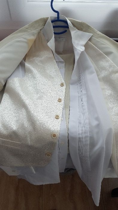 Vand costum de mire, marimea 46. Pret 100 lei