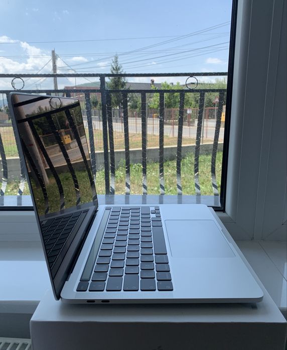 MacBook Pro 13” 2022 M2 | 8GB RAM | 512GB SSD | Touch Bar + Apple Magic Mouse