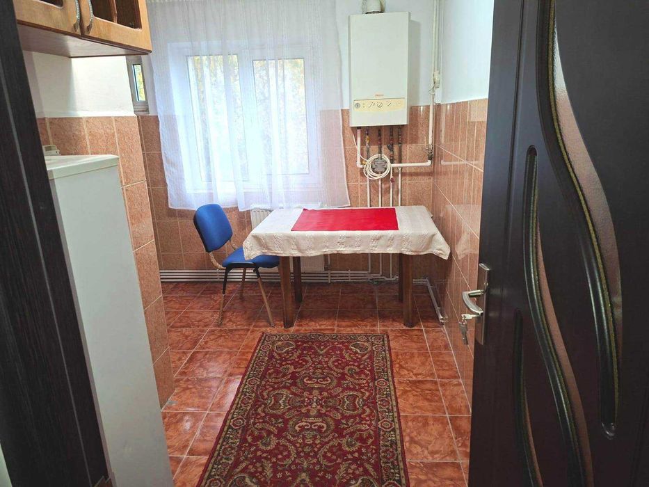Garsonieră decomandată de închiriat Târgoviște, str. Ciprian Porumbescu, etaj 1