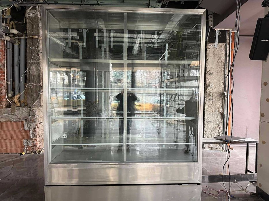 Хладилна витрина за вино/напитки. локация в София. В отлично състояние.