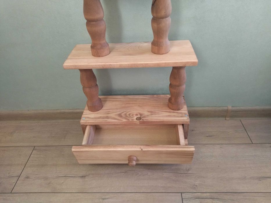 Дървена етажерка със струговани орнаменти !!!