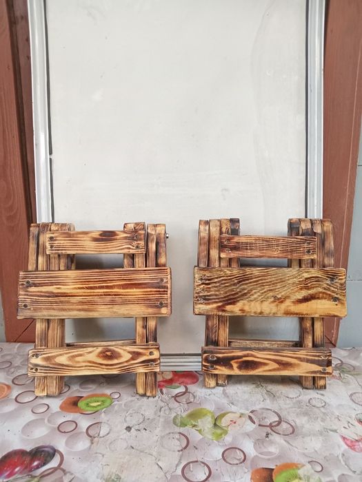 Продам стол и два стульчика.