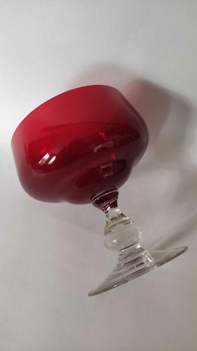 Масивна чаша /купа от рубинен кристал