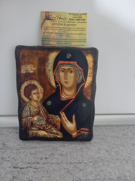 Icoana pictura pe lemn cu foita de aur "Maica Domnului cu Fiul" de la Patriarhia Romana noua cu certificat de garantie.
Dimensiune 18 x 20 cm