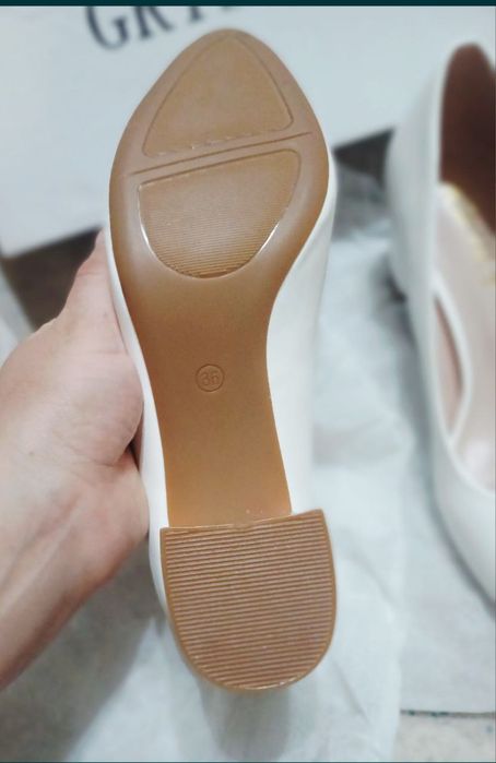 Oq rangli yangi tufli