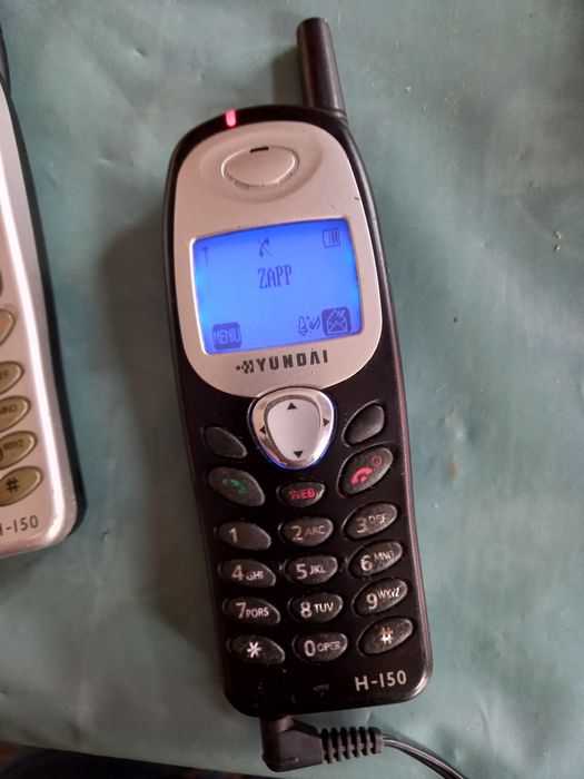 Vând 2 telefoane Hyundai Zapp de Colecție/ Pasionați sau Piese