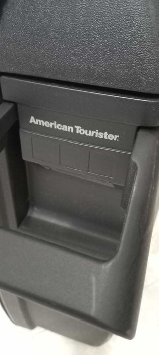 Голям американски куфар на колелца с дръжка за дърпане