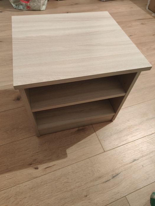 Продаю два стула и две тумбочки