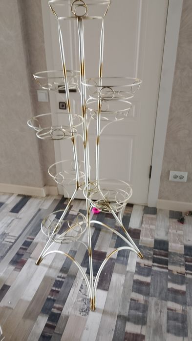 Продам стол и подставку для цветов