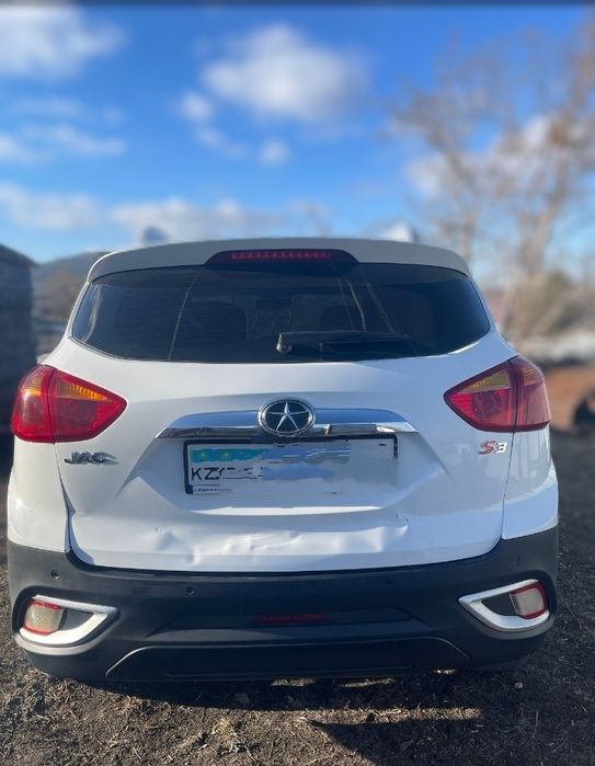 Продаю кроссовер, белого цвета Jac s3