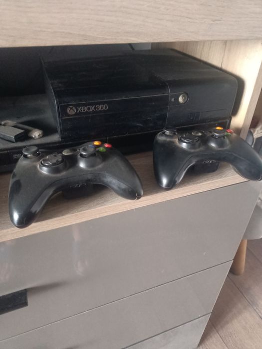Vand xbox 360 , plus 7 jocuri