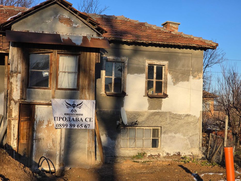 Продавам двуетажна вила/къща 285РЗП в 600кв.м двор в село Избеглии